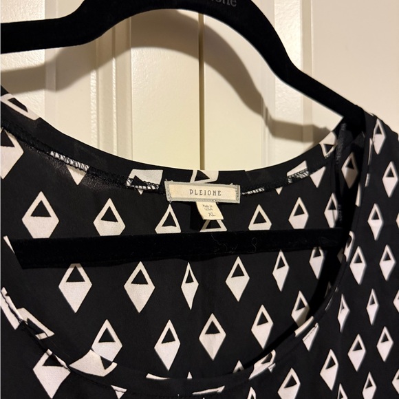 Black and White Pleione Geometric Women's Top - Picture 2 of 3